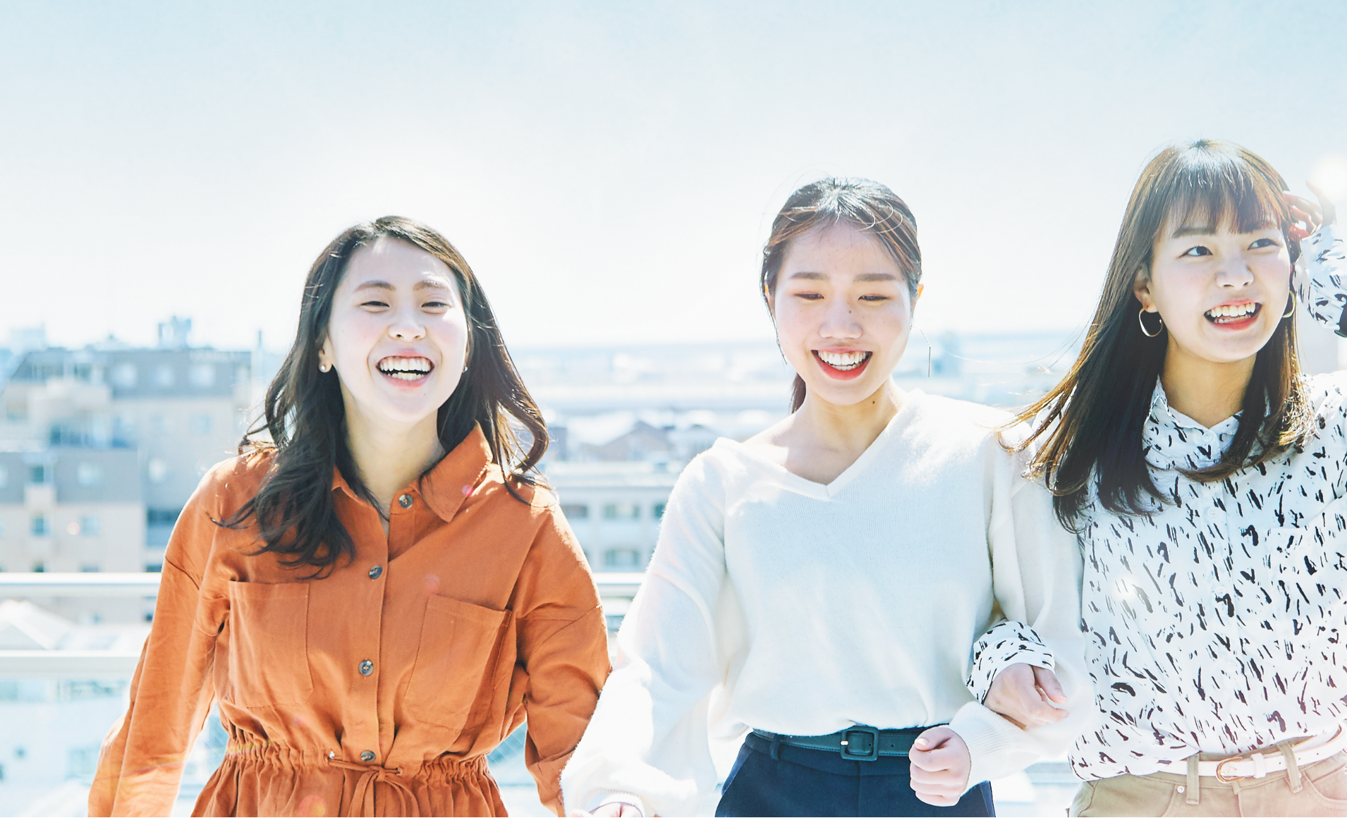 柔整の笑顔の３人の女子